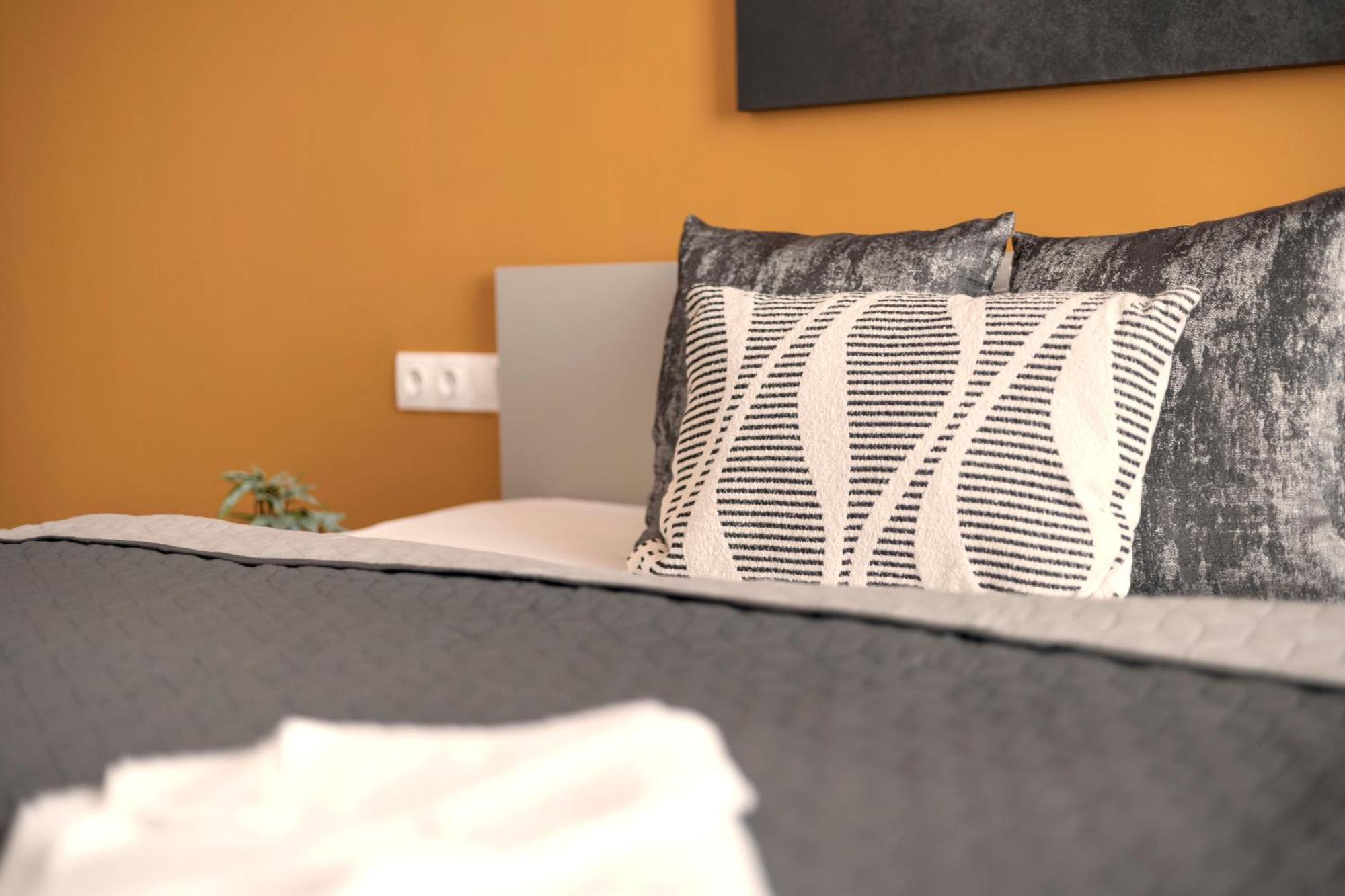 Exclusive Central 3Bedrm Stylish Residence By Prestige Homes Будапеща Екстериор снимка