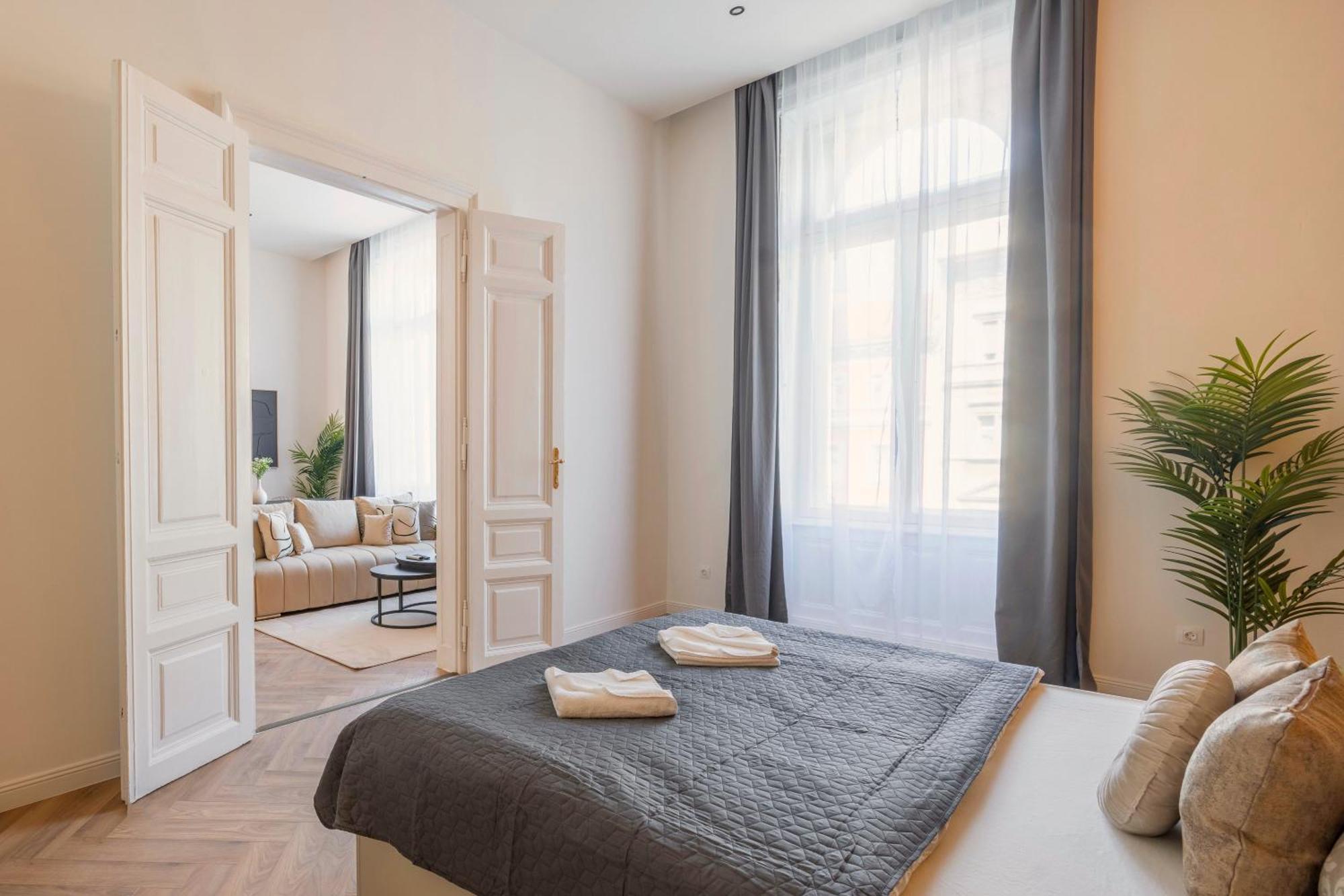 Exclusive Central 3Bedrm Stylish Residence By Prestige Homes Будапеща Екстериор снимка